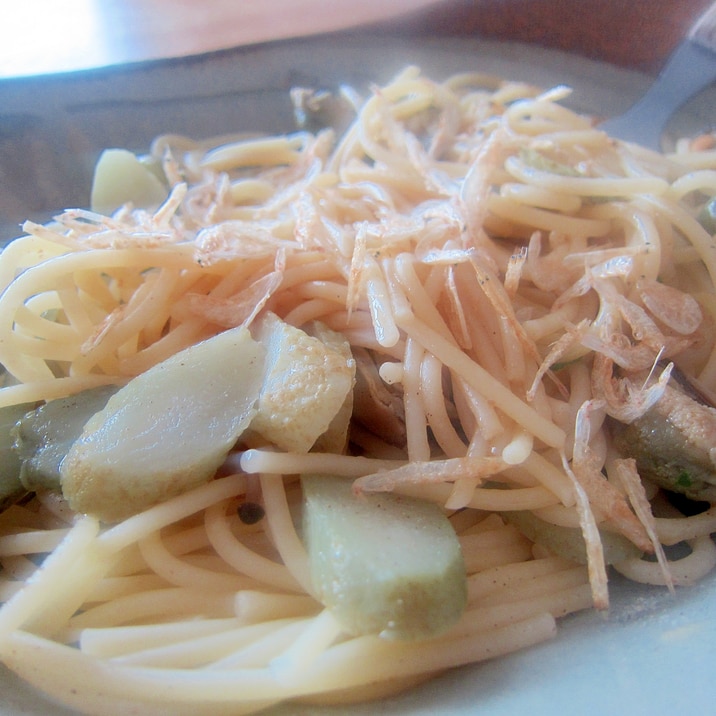 ムール貝とピクルスの鰹節と醤油のパスタグリル